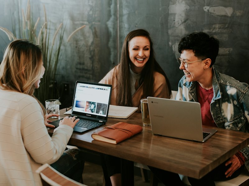 幾位學生圍著筆電討論